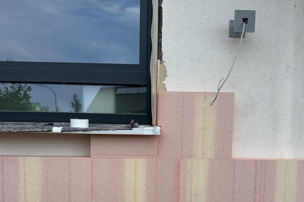Team von AY-TECH Bau Mitarbeitern in Schutzkleidung auf einer Baustelle, symbolisiert Zuverlässigkeit und Fachkompetenz.