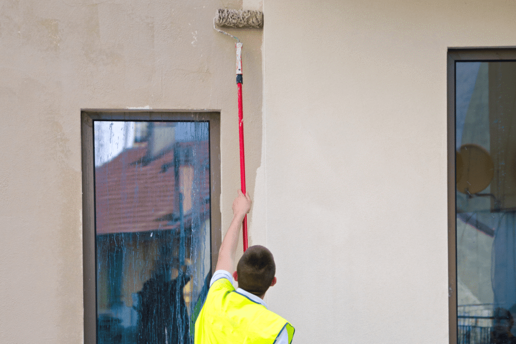 Fachmann beim Streichen einer Fassade oder Innenwand (Malerarbeiten) in Neuburg an der Donau.