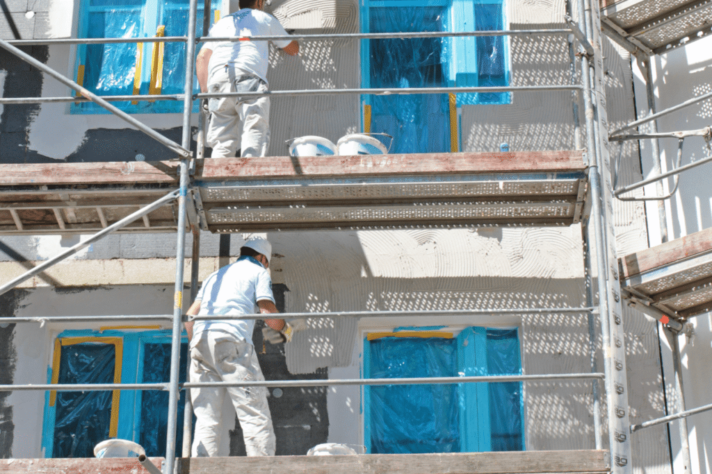 Facharbeiter beim Verputzen einer Wand (Innen- oder Außenputz) in Denkendorf.